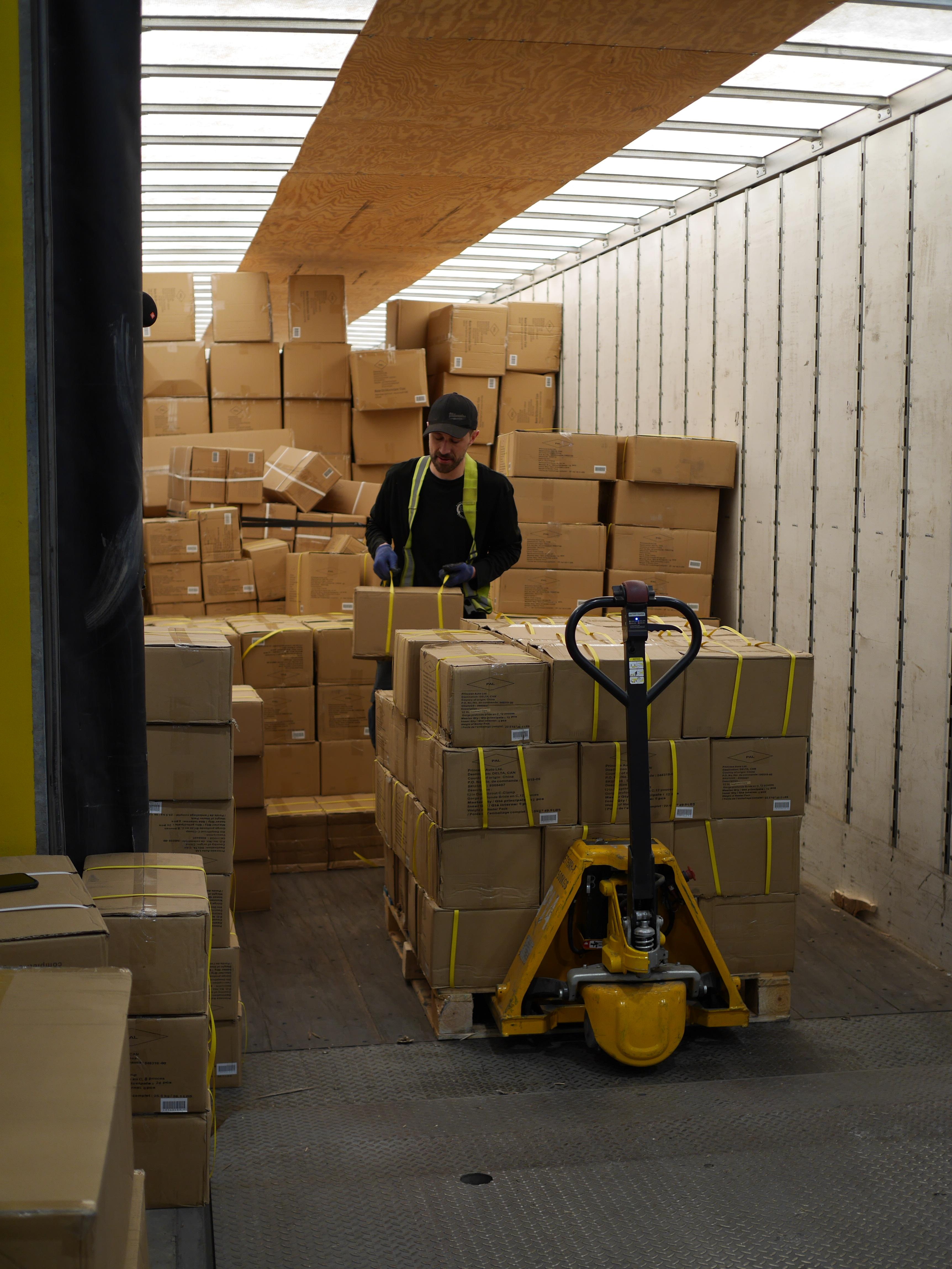 8 Reasons Manual Container Unloading is Vital to the Supply Chain